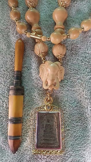 สร้อยเก่าพร้อมมีดพร้อมพระสมเด็จพระบ้านๆ