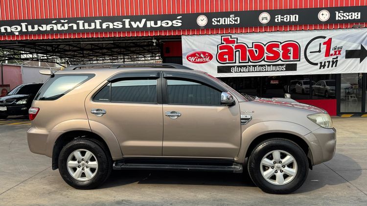 รถ Toyota Fortuner 3.0 V สี น้ำตาล