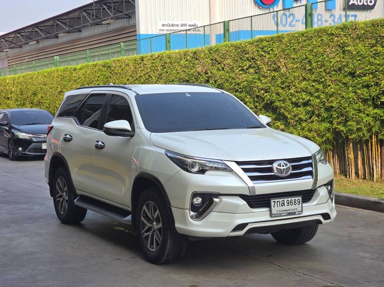 รถ Toyota Fortuner 2.8 V 4WD สี ขาว