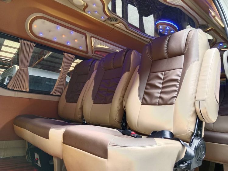 รถ Toyota Commuter 3.0 สี ขาว