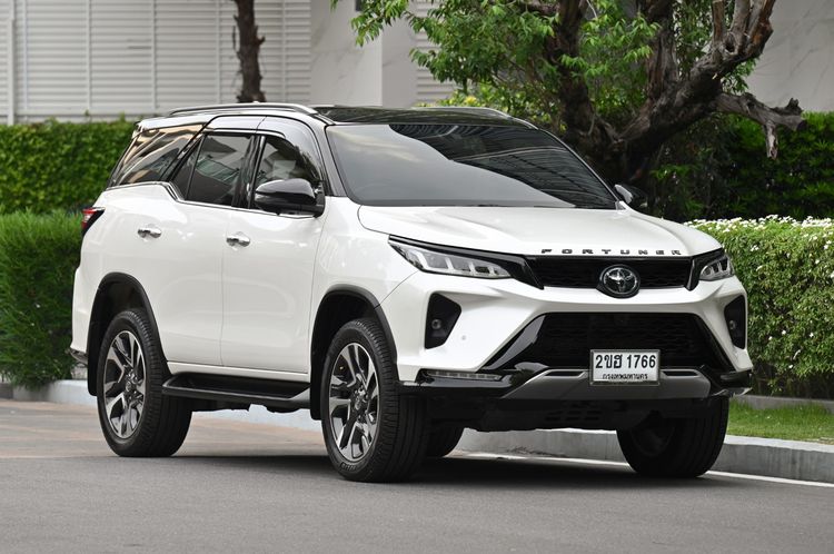 Toyota Fortuner 2021 2.8 Legender Black Top 4WD Utility-car ดีเซล ไม่ติดแก๊ส เกียร์อัตโนมัติ ขาว รูปที่ 2