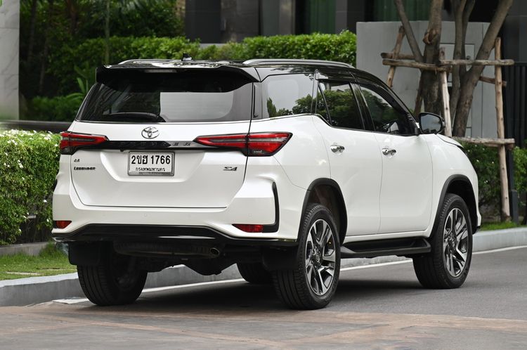 Toyota Fortuner 2021 2.8 Legender Black Top 4WD Utility-car ดีเซล ไม่ติดแก๊ส เกียร์อัตโนมัติ ขาว รูปที่ 4