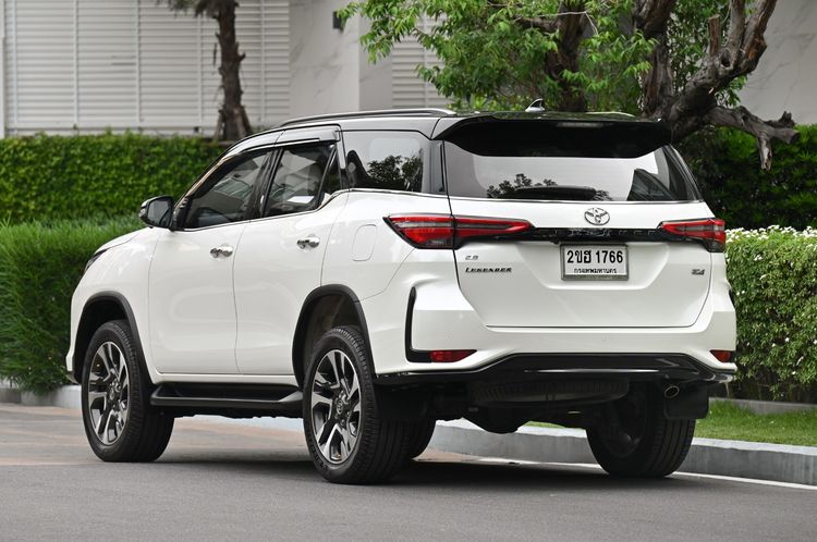 Toyota Fortuner 2021 2.8 Legender Black Top 4WD Utility-car ดีเซล ไม่ติดแก๊ส เกียร์อัตโนมัติ ขาว รูปที่ 3
