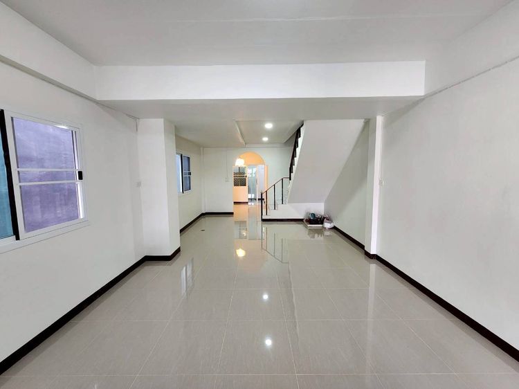 อื่นๆ สร้างเสร็จก่อน 2010 ขายทาวน์เฮ้าส์ รีโนเวท - - 1.75 ล้าน ต่อรองได้ 25.7 ตรว. 2ชั้น 2นอน 2น้ำ หนองจอก กทม ซอยสังฆสันติสุข30 ห่างปากซอย 300เมตร ไม่มีส่วนกลาง รูปที่ 2