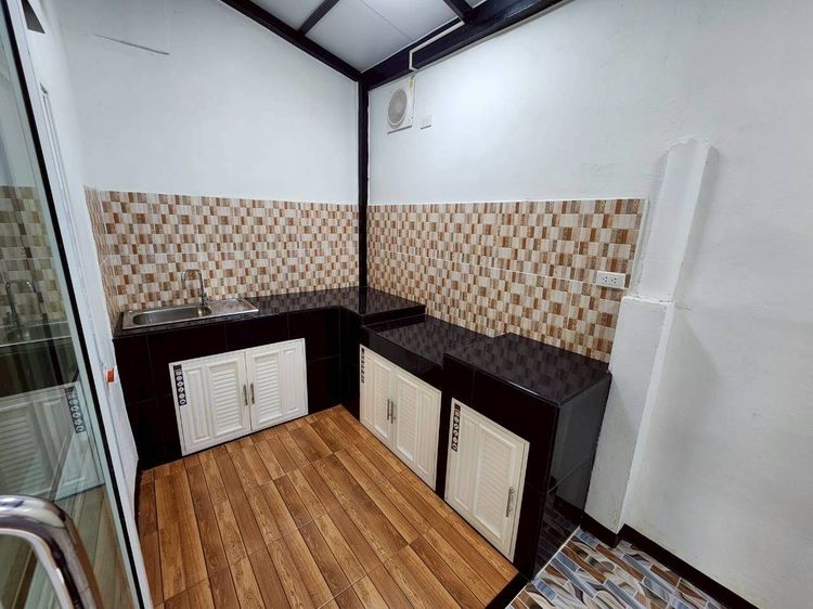 อื่นๆ สร้างเสร็จก่อน 2010 ขายทาวน์เฮ้าส์ รีโนเวท - - 1.75 ล้าน ต่อรองได้ 25.7 ตรว. 2ชั้น 2นอน 2น้ำ หนองจอก กทม ซอยสังฆสันติสุข30 ห่างปากซอย 300เมตร ไม่มีส่วนกลาง รูปที่ 4