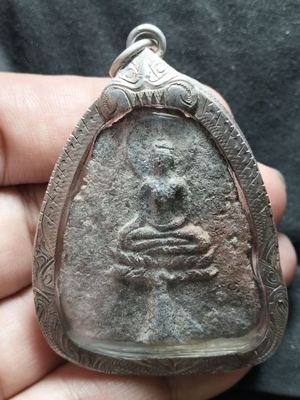พระขุนแผนใบพุทธาเนื้อดินเลี่ยมเงินแท้กันน้ำครับ รูปที่ 6