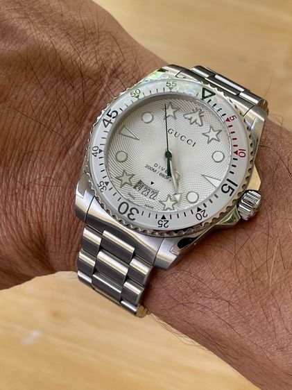 GUCCI Dive 40 mm Silver Dial Men’s Swiss Quartz Watch YA136336 รูปที่ 15