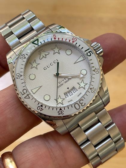 GUCCI Dive 40 mm Silver Dial Men’s Swiss Quartz Watch YA136336 รูปที่ 11