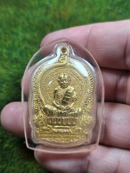 พระเหรียญหลวงปู่ทิมวัดละหารไร่เนื้อสีทองเก่าๆ