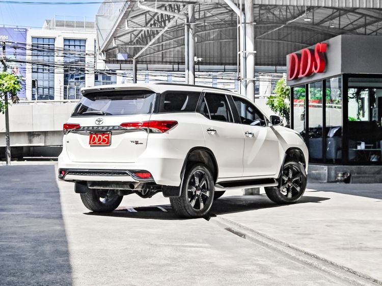 Toyota Fortuner 2018 2.8 TRD Sportivo Utility-car ดีเซล เกียร์อัตโนมัติ ขาว รูปที่ 2