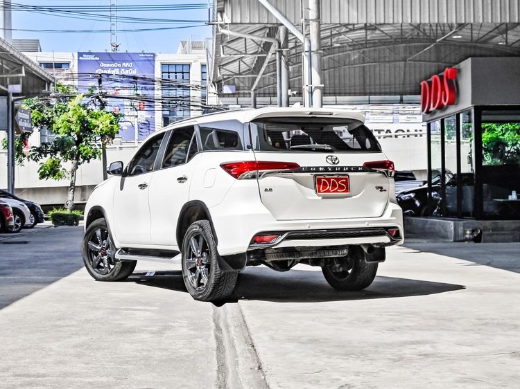 Toyota Fortuner 2018 2.8 TRD Sportivo Utility-car ดีเซล เกียร์อัตโนมัติ ขาว รูปที่ 3