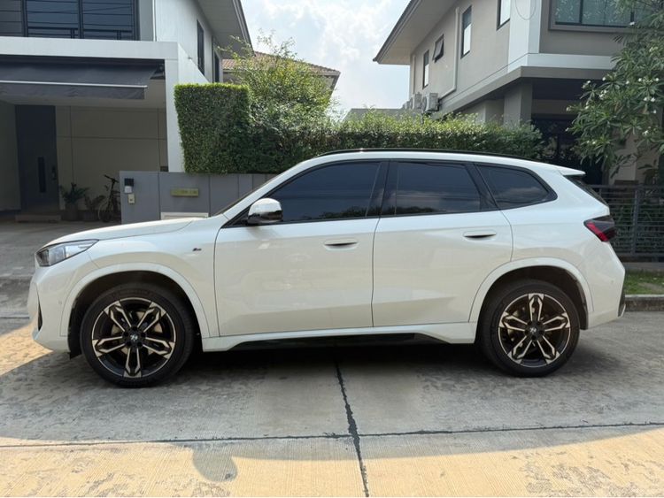 BMW X1 2023 2.0 sDrive20i M Sport เบนซิน ไม่ติดแก๊ส เกียร์อัตโนมัติ ขาว รูปที่ 2