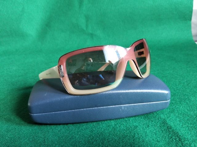 ขอขายแว่นตากันแดดหญิงแบรนด์ Ralph Lauren รุ่น RA5019 แท้ กระจกทูโทน ดำออกชาๆนิดๆใส่สบายก้านสีขาวมุกความกว้างกระจกหน้า 5.3นิ้ว. รูปที่ 6