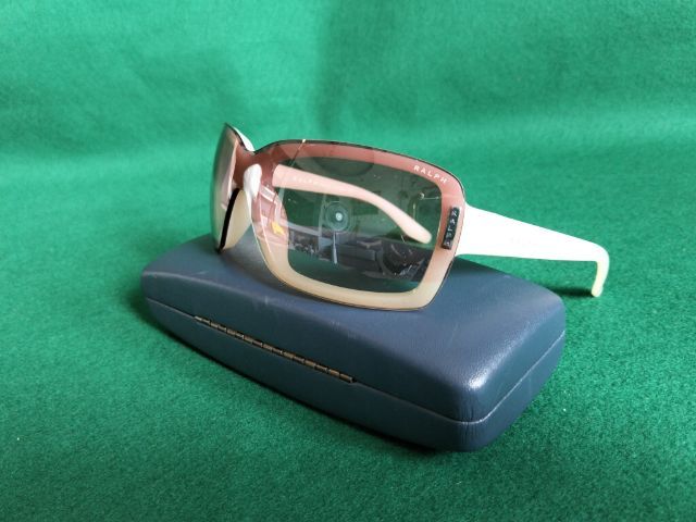 ขอขายแว่นตากันแดดหญิงแบรนด์ Ralph Lauren รุ่น RA5019 แท้ กระจกทูโทน ดำออกชาๆนิดๆใส่สบายก้านสีขาวมุกความกว้างกระจกหน้า 5.3นิ้ว.