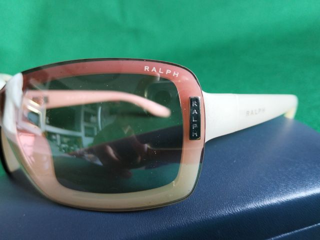 ขอขายแว่นตากันแดดหญิงแบรนด์ Ralph Lauren รุ่น RA5019 แท้ กระจกทูโทน ดำออกชาๆนิดๆใส่สบายก้านสีขาวมุกความกว้างกระจกหน้า 5.3นิ้ว. รูปที่ 8