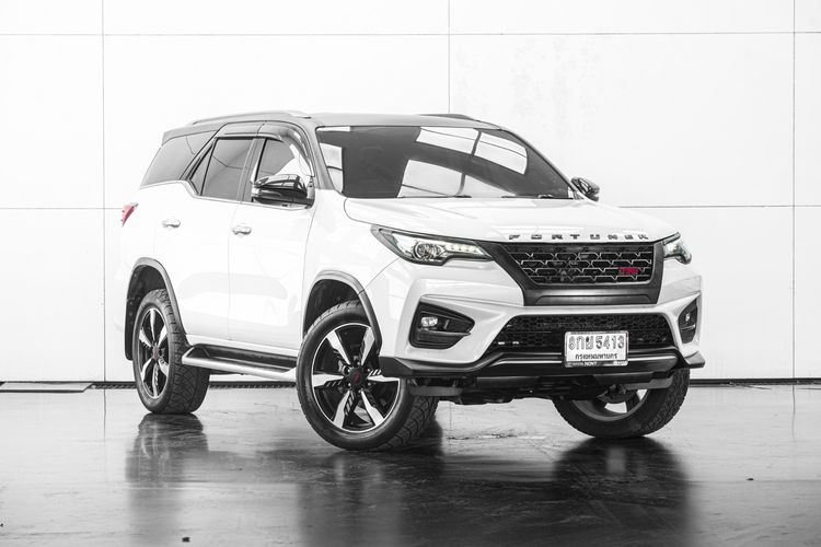รถ Toyota Fortuner 2.8 TRD Sportivo 4WD สี ขาว