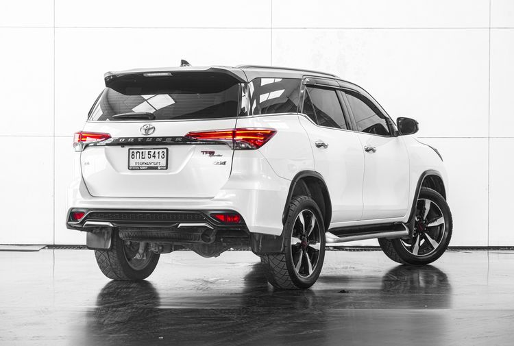 Toyota Fortuner 2019 2.8 TRD Sportivo 4WD Utility-car ดีเซล ไม่ติดแก๊ส เกียร์อัตโนมัติ ขาว รูปที่ 4