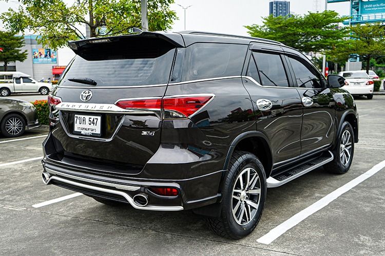 Toyota Fortuner 2017 2.4 V Utility-car ดีเซล ไม่ติดแก๊ส เกียร์อัตโนมัติ ดำ รูปที่ 4