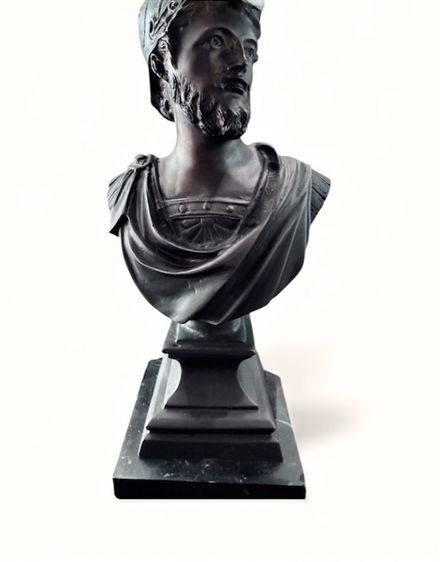 รูปปั้นทองเหลืองบนฐานหิน ของอาแจ็กซ์มหาราช ผู้ยิ่งใหญ่  รูปที่ 5