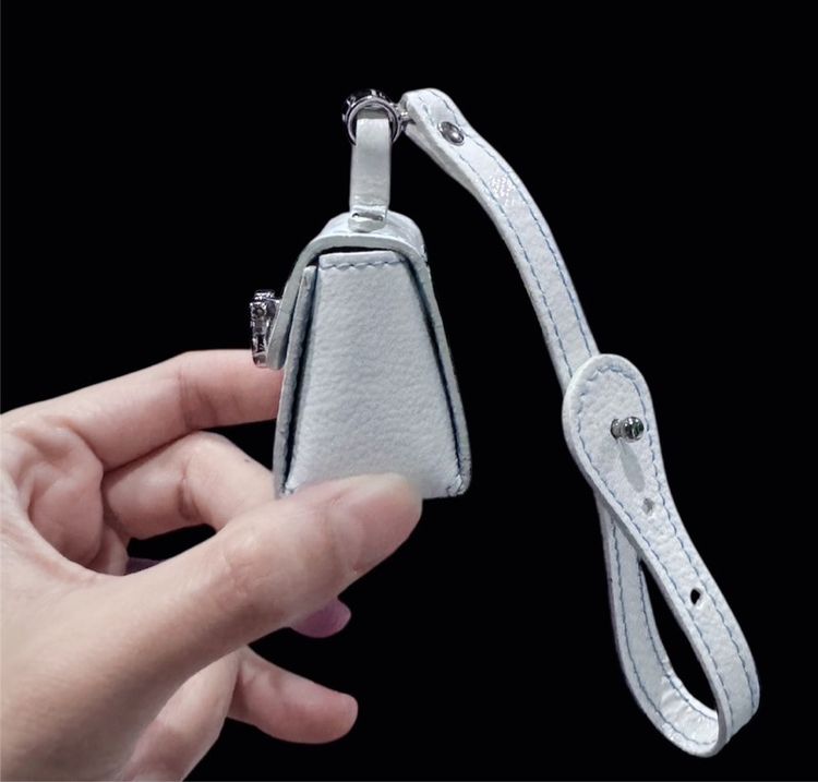 พวงกุญแจกระเป๋าหนังมินิ ใส่เหรียญ สายหนังสีขาว รุ่น Gancini จาก Salvatore Ferragamo  รูปที่ 3