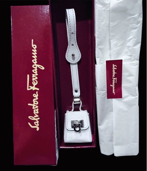 หญิง หนังแท้ พวงกุญแจกระเป๋าหนังมินิ ใส่เหรียญ สายหนังสีขาว รุ่น Gancini จาก Salvatore Ferragamo 