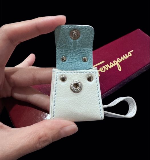 พวงกุญแจกระเป๋าหนังมินิ ใส่เหรียญ สายหนังสีขาว รุ่น Gancini จาก Salvatore Ferragamo  รูปที่ 7