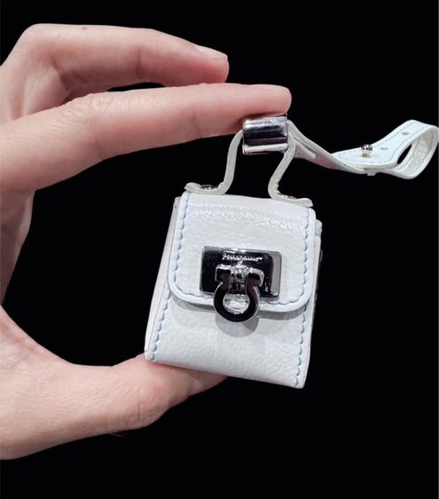พวงกุญแจกระเป๋าหนังมินิ ใส่เหรียญ สายหนังสีขาว รุ่น Gancini จาก Salvatore Ferragamo  รูปที่ 2