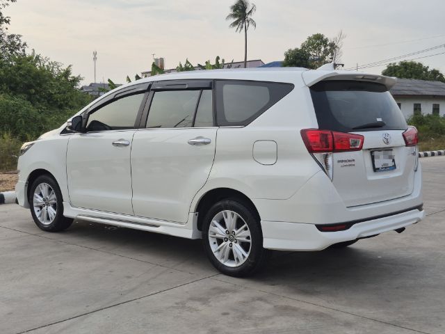 Toyota Innova 2017 2.8 Crysta V Utility-car ดีเซล ไม่ติดแก๊ส เกียร์อัตโนมัติ ขาว รูปที่ 3