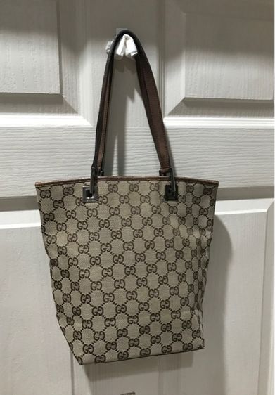 ไม่ระบุ น้ำตาล ผ้าใบ Gucci ของแท้ คล้องไหล่ได้ สภาพใช้งาน ขายไม่แพง