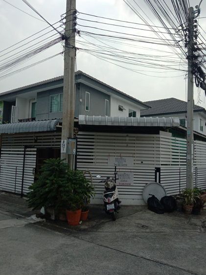 อยู่ที่ ถ.เพชรเกษม ซ.63(วัดม่วง)บ้านติดถนนเมนทำเลเหมาะทำการค้า ใกล้สวนหย่อมเป็นบ้านห้องมุมติดเพื่อนบ้านด้านเดียวพื้นที่ด้านข้างกว้างสามารถสร้างได้อีก1หลัง