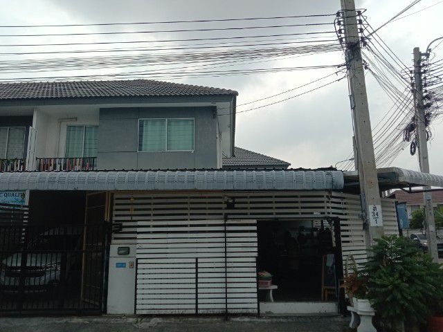 Pruksa 2019 มีบางส่วน ใช่ อยู่ที่ ถ.เพชรเกษม ซ.63(วัดม่วง)บ้านติดถนนเมนทำเลเหมาะทำการค้า ใกล้สวนหย่อมเป็นบ้านห้องมุมติดเพื่อนบ้านด้านเดียวพื้นที่ด้านข้างกว้างสามารถสร้างได้อีก1หลัง รูปที่ 2