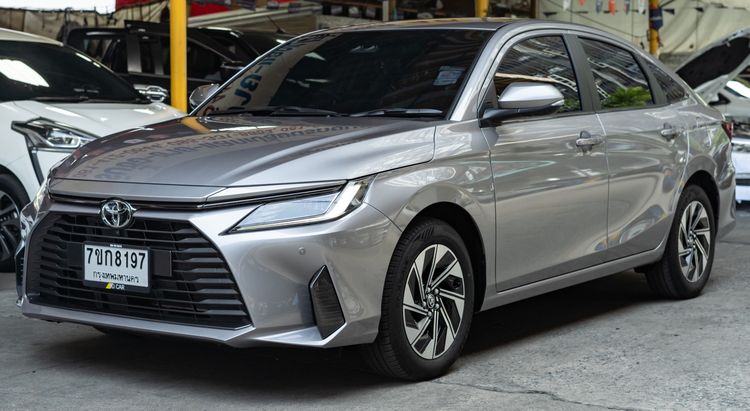 Toyota Yaris ATIV 2025 1.2 Premium Luxury Sedan ไฮบริด ไม่ติดแก๊ส เกียร์อัตโนมัติ เทา รูปที่ 2