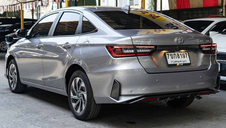 Toyota Yaris ATIV 2025 1.2 Premium Luxury Sedan ไฮบริด ไม่ติดแก๊ส เกียร์อัตโนมัติ เทา รูปที่ 3