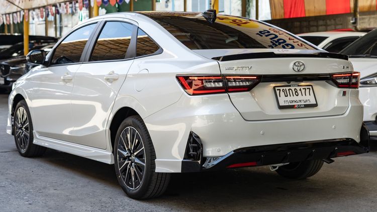 Toyota Yaris ATIV 2025 1.2 Premium Luxury Sedan ไฮบริด ไม่ติดแก๊ส เกียร์อัตโนมัติ ขาว รูปที่ 3