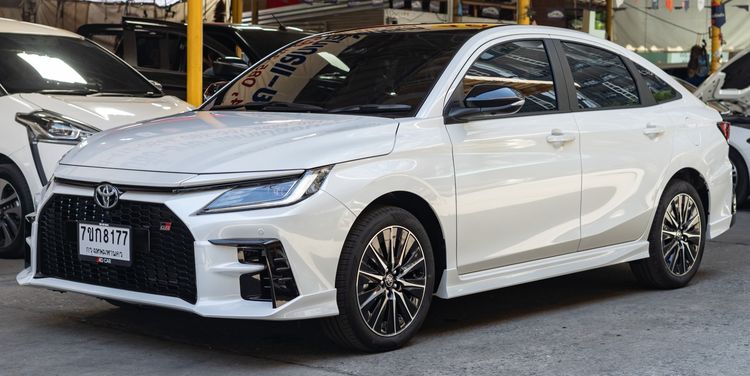 Toyota Yaris ATIV 2025 1.2 Premium Luxury Sedan ไฮบริด ไม่ติดแก๊ส เกียร์อัตโนมัติ ขาว รูปที่ 2