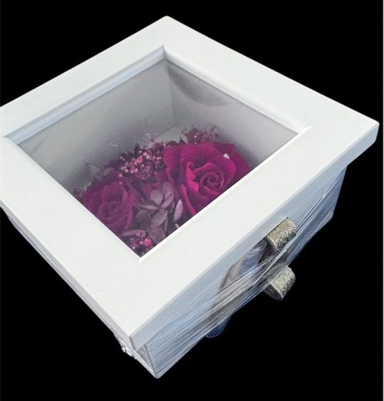 White wooden box for dried flowers. กล่องไม้บรรจุดอกไม้แห้ง  รูปที่ 3