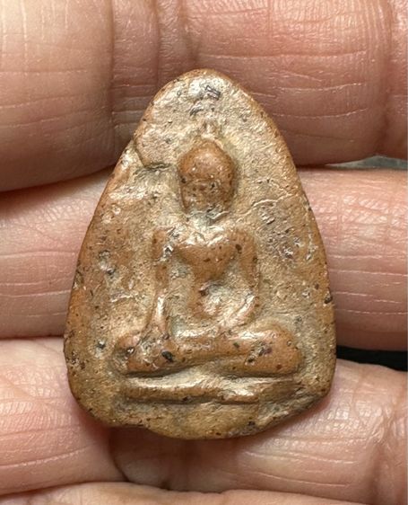 พระนางกำแพงกลีบบัว เนื้อละเอียด มีแร่ดอกมะขาม