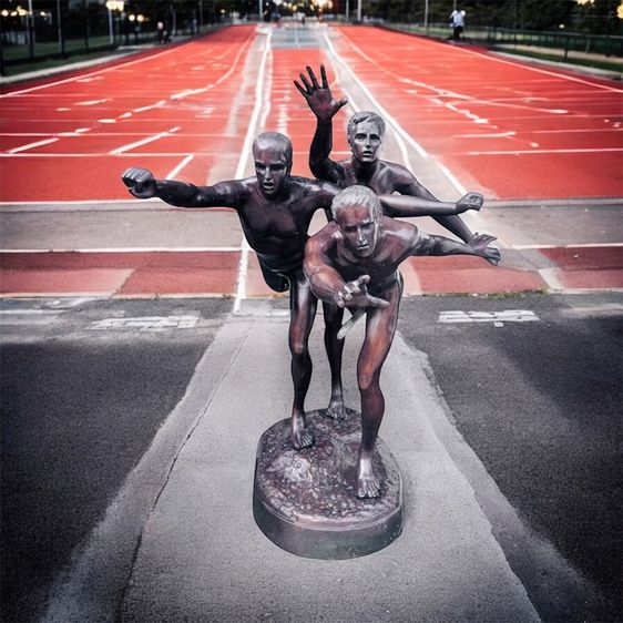  bronze brass sculpture of 3 running athletes TO THE GOAL BOUCHER Alfred นักกีฬา 3 คนกำลังวิ่งเข้าสู่ประตูชัย รูปที่ 8