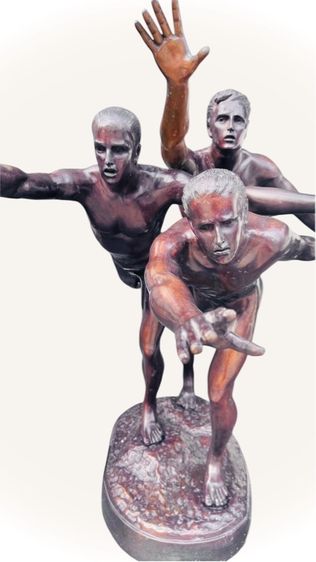  bronze brass sculpture of 3 running athletes TO THE GOAL BOUCHER Alfred นักกีฬา 3 คนกำลังวิ่งเข้าสู่ประตูชัย รูปที่ 2