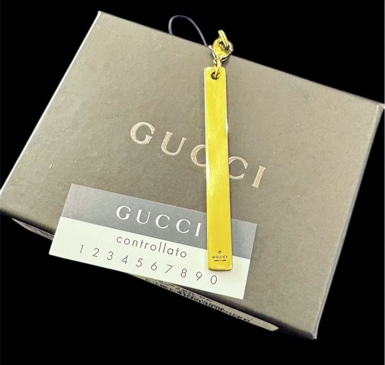 โลหะ สร้อยคอและจี้ Gucci bar charm keychain พวงกุญแจ จี้ รูปแท่งสีทอง 