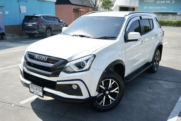 รถ Isuzu MU-X 3.0 The Onyx สี ขาว