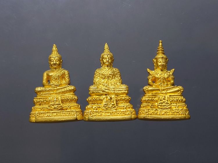 พระแก้วมรกต 3 ฤดู รุ่นเทอดพระเกียรติ เนื้อโลหะชุบทอง มหาพุทธาภิเษก ณ วัดพระศรีรัตนศาสดาราม ปี2540 พร้อมกล่องเดิม รูปที่ 3