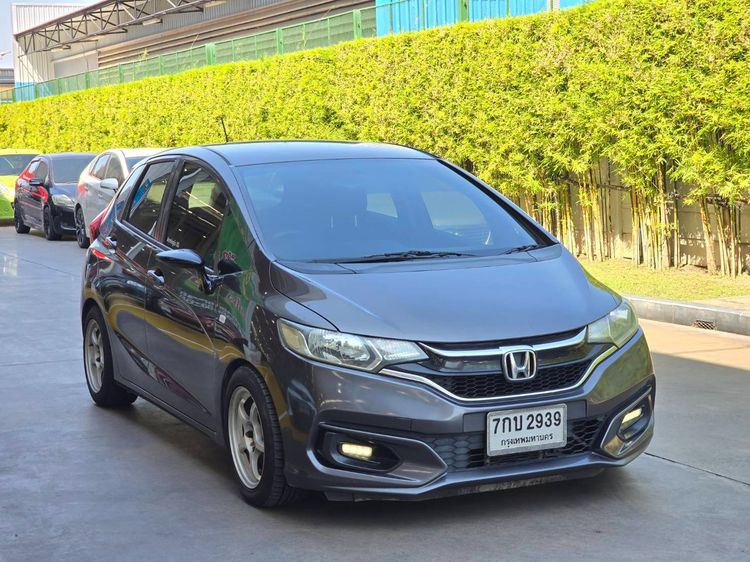 รถ Honda Jazz 1.5 V สี เทา