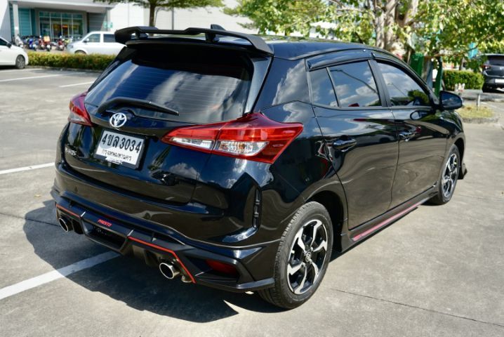 Toyota Yaris 2023 1.2 Premium S Sedan เบนซิน ไม่ติดแก๊ส เกียร์อัตโนมัติ ดำ รูปที่ 4
