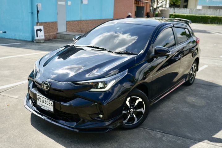 Toyota Yaris 2023 1.2 Premium S Sedan เบนซิน ไม่ติดแก๊ส เกียร์อัตโนมัติ ดำ รูปที่ 2