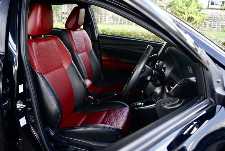 Toyota Yaris 2023 1.2 Premium S Sedan เบนซิน ไม่ติดแก๊ส เกียร์อัตโนมัติ ดำ รูปที่ 3