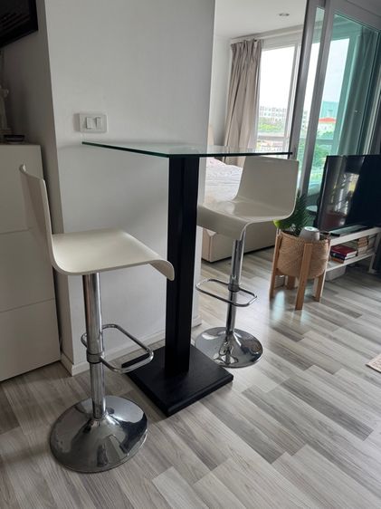 ขายด่วน ชุดโต๊ะบาร์กระจก Index พร้อมเก้าอี้บาร์ 2 ตัว (มือสอง) รูปที่ 2