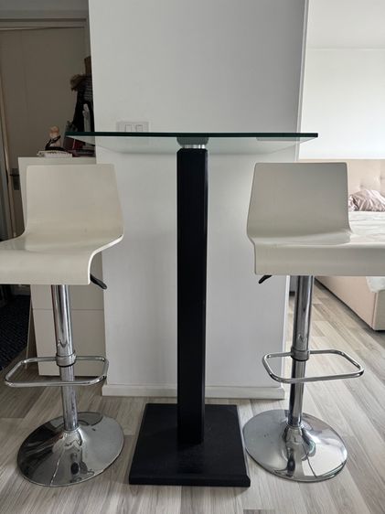 ขายด่วน ชุดโต๊ะบาร์กระจก Index พร้อมเก้าอี้บาร์ 2 ตัว (มือสอง) รูปที่ 3