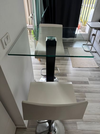 ขายด่วน ชุดโต๊ะบาร์กระจก Index พร้อมเก้าอี้บาร์ 2 ตัว (มือสอง)