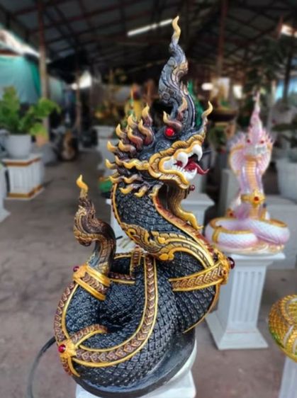 องค์พญานาคสีดำ พร้อมอ่างที่ตั้ง